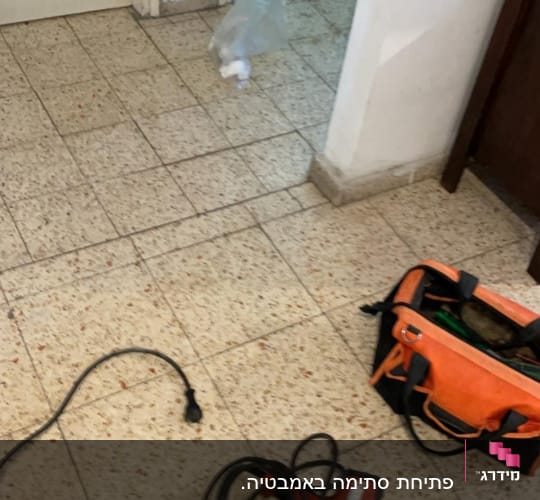 פתיחת סתימה באמבטיה.